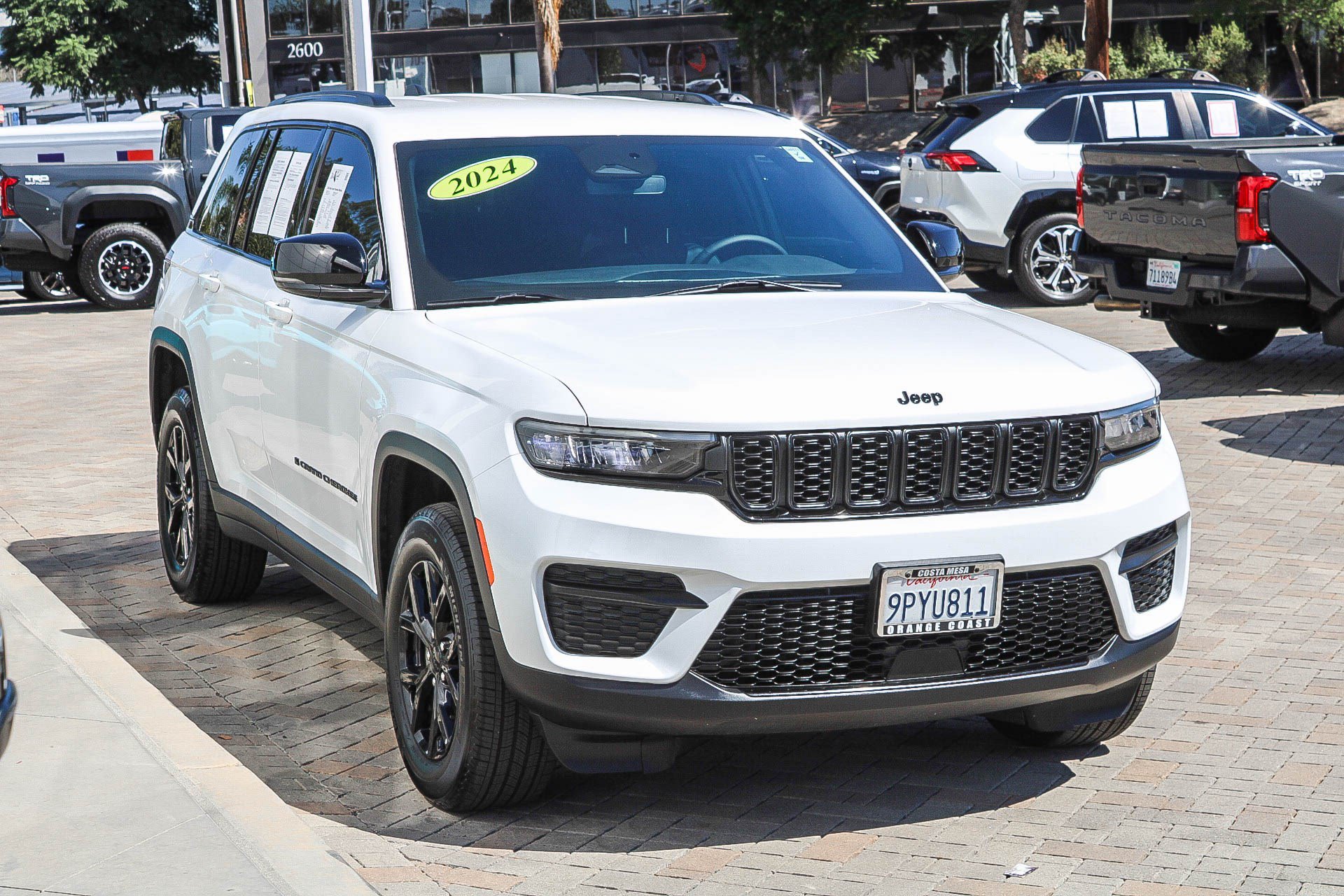 Used 2024 Jeep Grand Cherokee Altitude AWD/4WD image 3