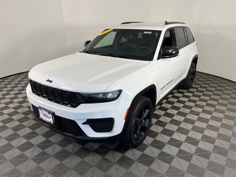 Used 2023 Jeep Grand Cherokee Altitude image 3