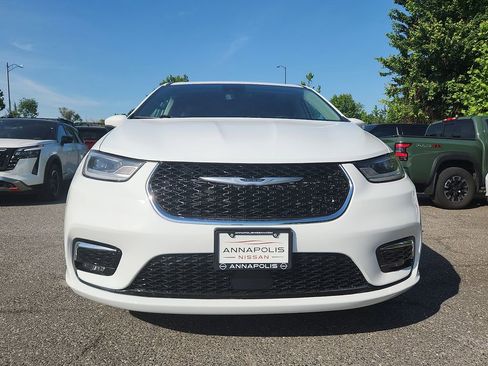Used 2023 Chrysler Pacifica Touring-L FWD image 2