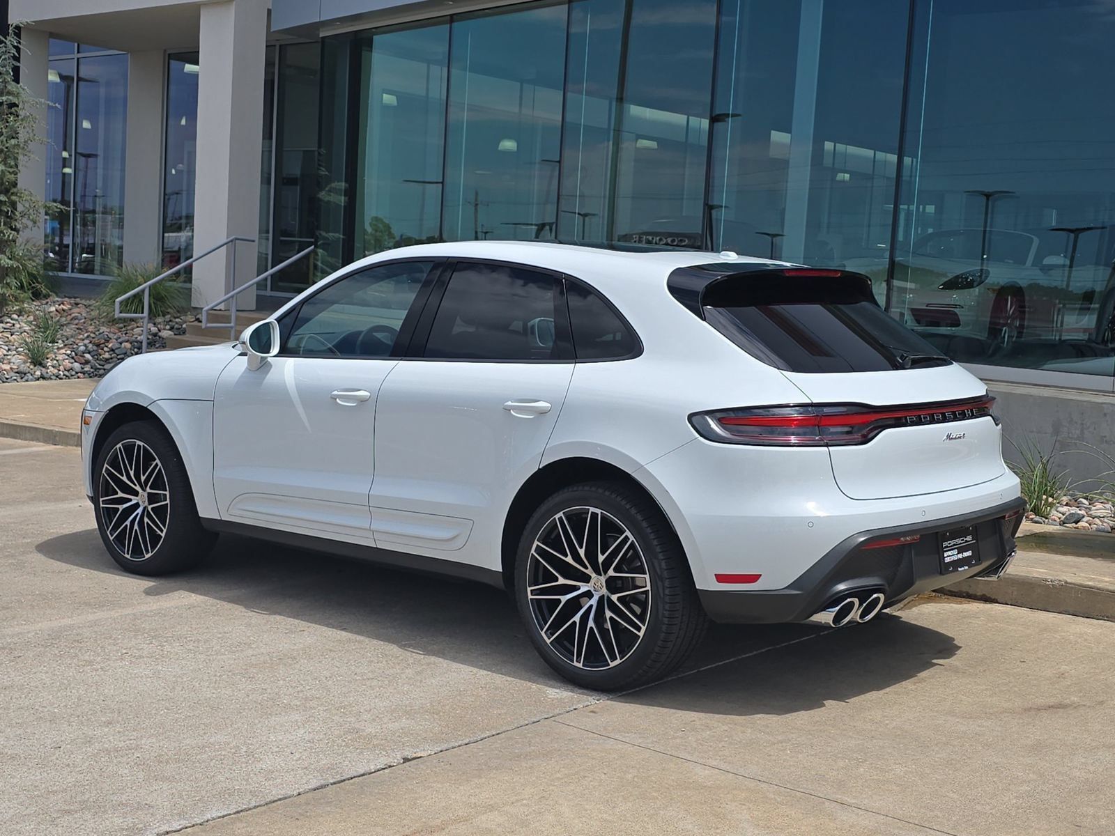 Certified 2026 Porsche Macan AWD/4WD image 3