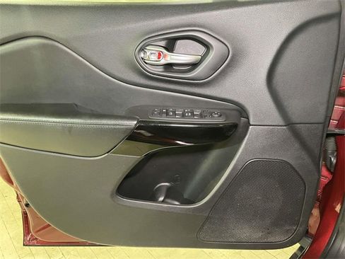 Used 2020 Jeep Cherokee Latitude Plus image 31