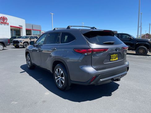 Used 2023 Toyota Highlander XLE AWD/4WD image 5