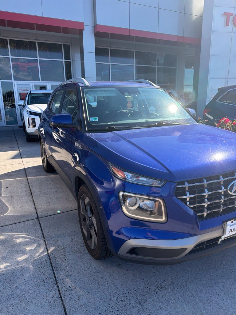 Used 2022 Hyundai Venue SEL FWD image 2