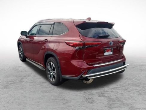 Used 2022 Toyota Highlander XLE AWD/4WD image 5