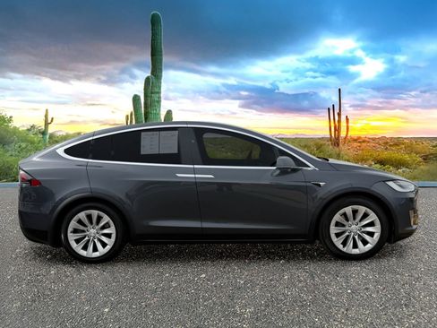 Used 2018 Tesla Model X 75D AWD/4WD image 4