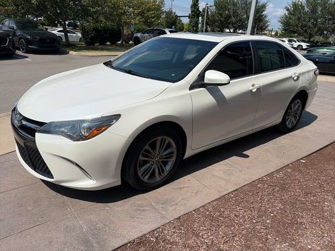 Used 2016 Toyota Camry SE w/ Moonroof Package FWD image 9