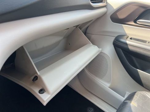 Used 2017 Chrysler Pacifica Touring-L w/ Tire & Wheel Group FWD image 17