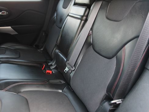 Used 2018 Jeep Cherokee Trailhawk image 13