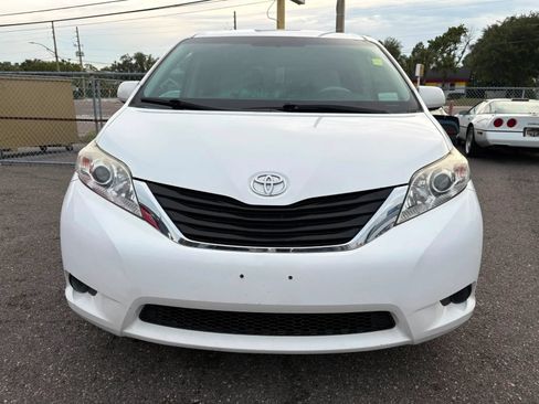 Used 2012 Toyota Sienna LE FWD image 2