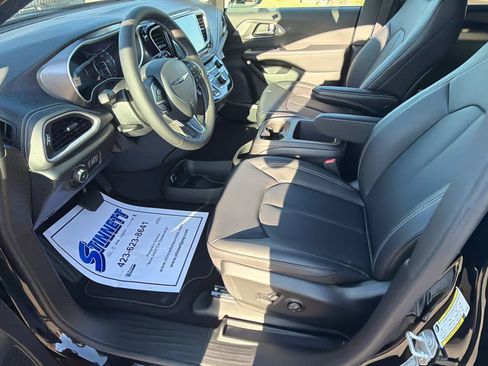 New 2026 Chrysler Pacifica Select image 17