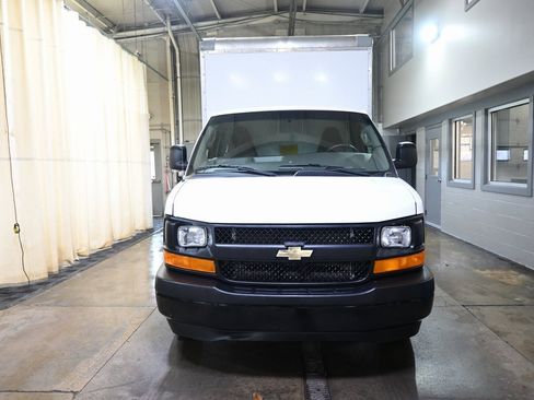 Used 2017 Chevrolet Express 3500 image 2