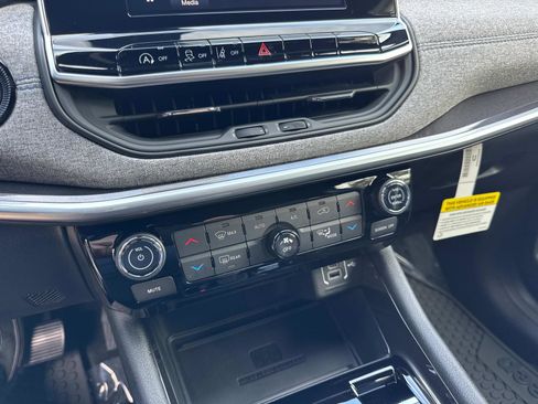 New 2026 Jeep Compass Latitude w/ Driver Assistance Group AWD/4WD image 23