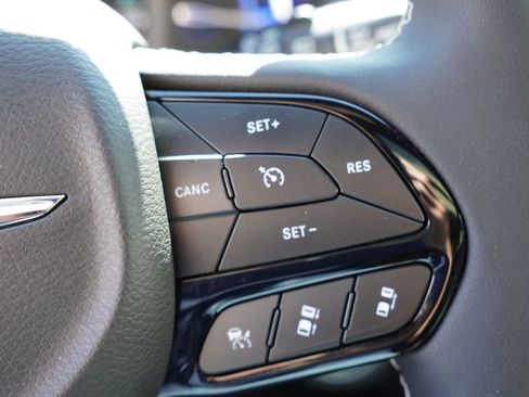 Certified 2024 Chrysler Pacifica Premium image 35