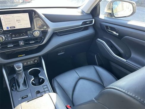 Used 2024 Toyota Highlander LE image 16