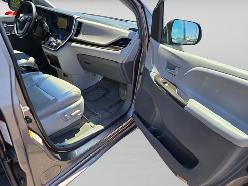 Used 2017 Toyota Sienna XLE Premium FWD image 33