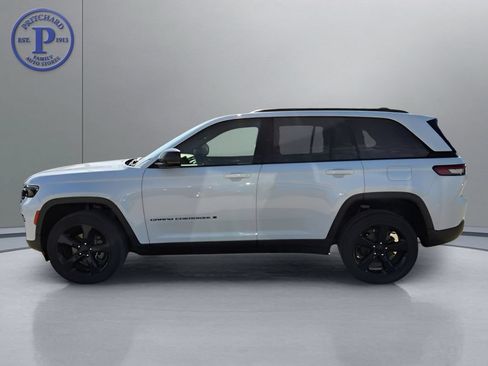 Used 2023 Jeep Grand Cherokee Altitude AWD/4WD image 4