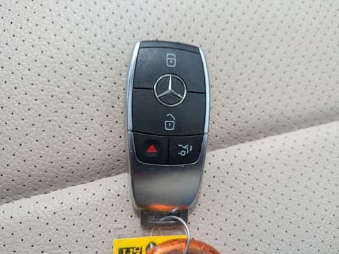 Used 2022 Mercedes-Benz GLE 350 4MATIC w/ AMG Line Exterior image 32