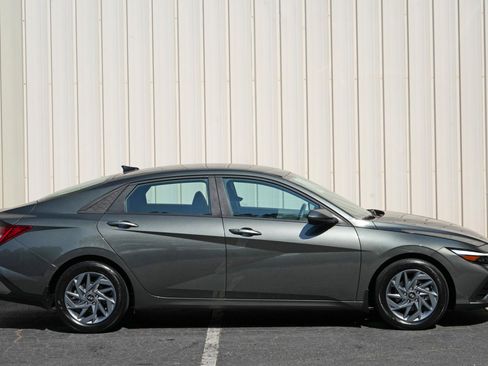 Used 2024 Hyundai Elantra Blue FWD image 49