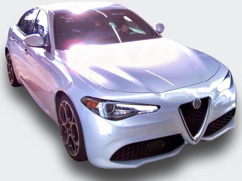 Used 2022 Alfa Romeo Giulia Ti RWD image 2