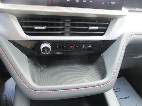 Used 2025 Ford Explorer Active AWD/4WD image 18
