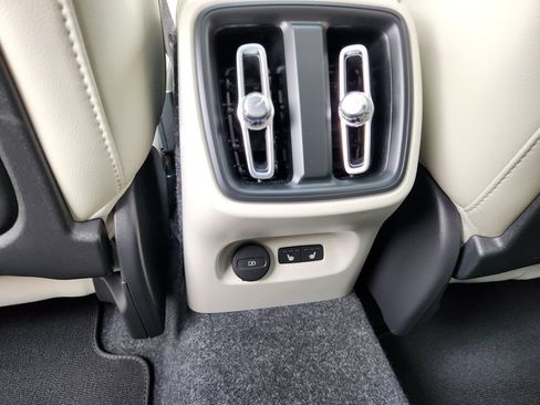 Certified 2025 Volvo XC40 B5 Plus AWD/4WD image 12