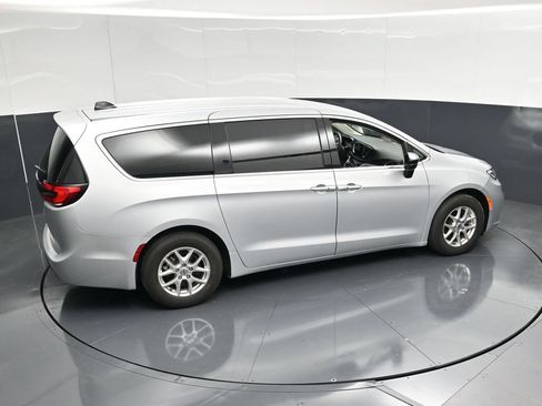 Used 2024 Chrysler Pacifica Touring-L FWD image 44