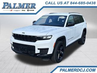 Used 2023 Jeep Grand Cherokee L Laredo image 1