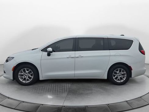 Used 2022 Chrysler Voyager LX image 2