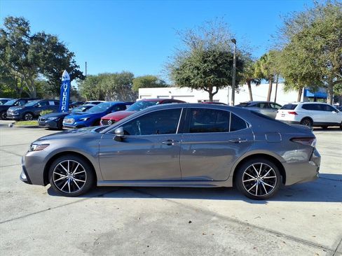 Used 2023 Toyota Camry SE image 4
