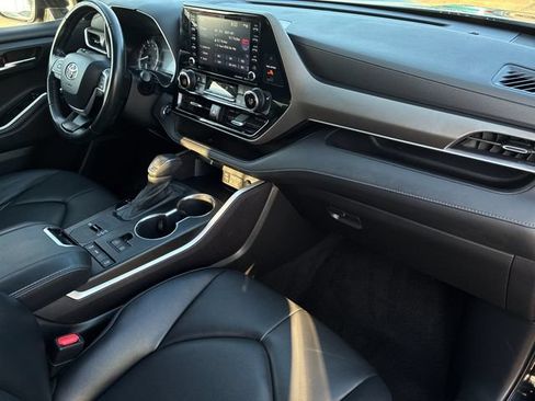 Used 2022 Toyota Highlander XLE FWD image 16