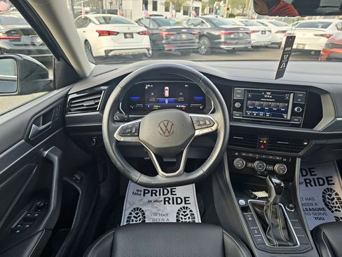 Used 2022 Volkswagen Jetta SE FWD image 17