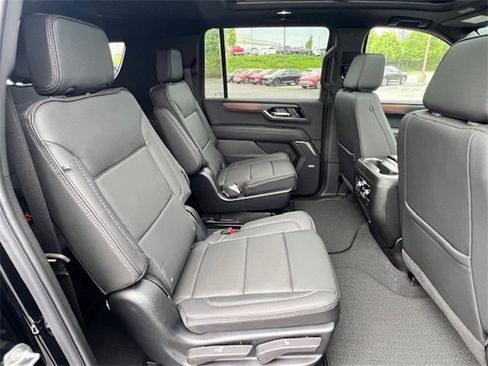 New 2025 GMC Yukon Denali w/ Denali Reserve Package image 17