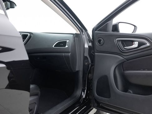 Used 2017 Chrysler 200 Limited Platinum image 28