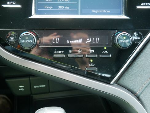 Used 2018 Toyota Camry XLE FWD image 23