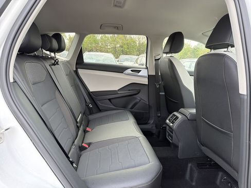 New 2026 Volkswagen Taos SE FWD image 15