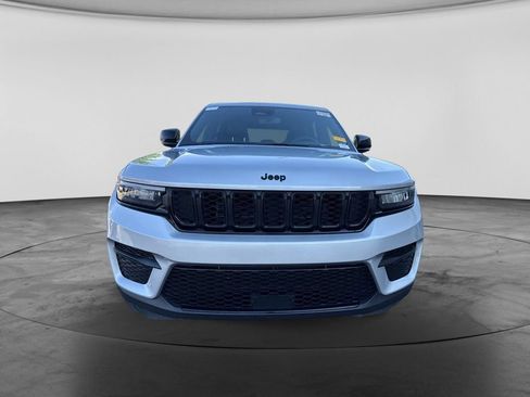 Used 2024 Jeep Grand Cherokee Altitude AWD/4WD image 10