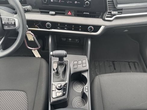 Used 2025 Kia Sportage LX image 19