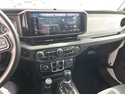 Used 2025 Jeep Gladiator Overland AWD/4WD image 13