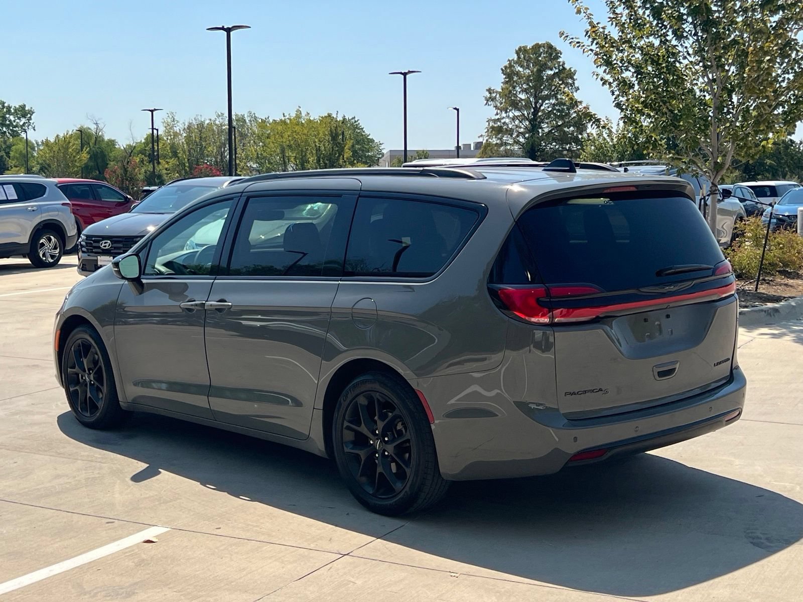 Used 2025 Chrysler Pacifica Limited FWD image 11