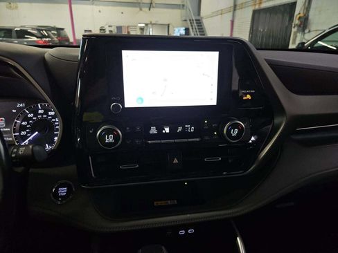 Used 2023 Toyota Highlander XLE AWD/4WD image 8