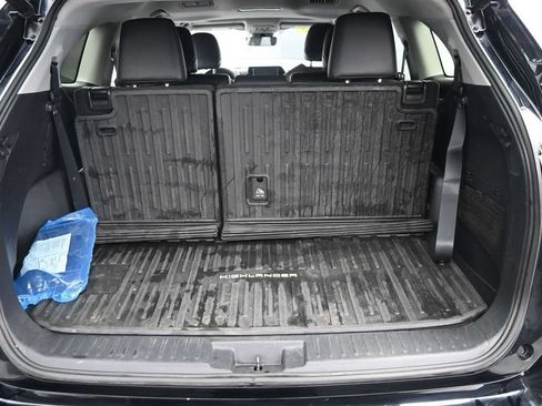 Used 2022 Toyota Highlander XLE AWD/4WD image 23