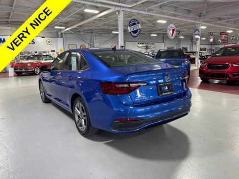 Used 2024 Volkswagen Jetta SE FWD image 3