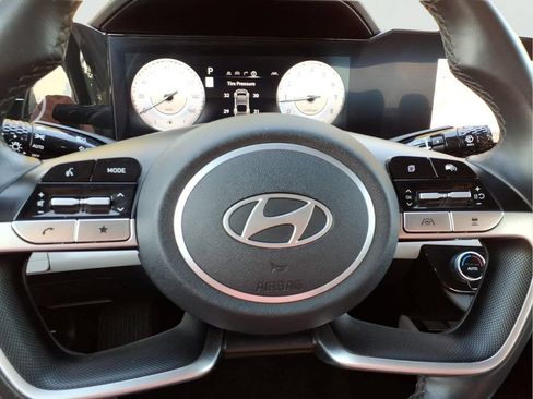 Used 2025 Hyundai Elantra Limited FWD image 12