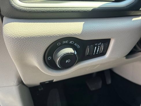 Used 2024 Chrysler Pacifica Touring-L FWD image 25