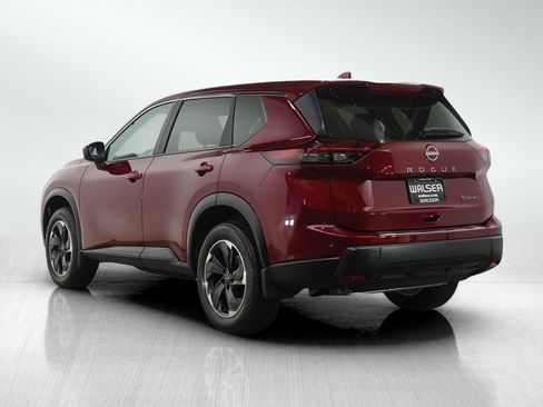 Used 2024 Nissan Rogue SV image 3