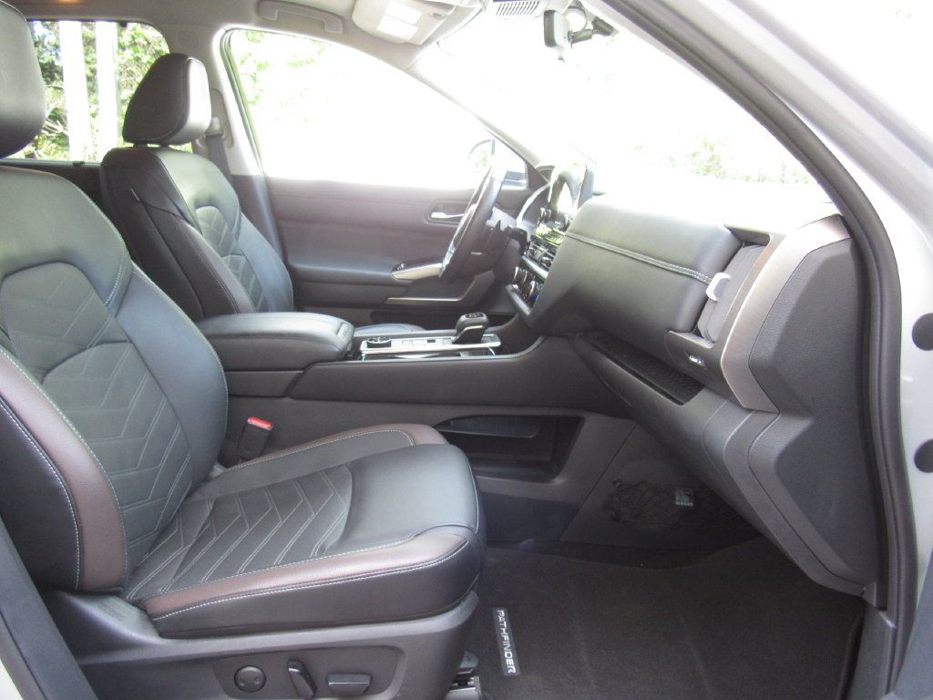 Used 2025 Nissan Pathfinder Platinum AWD/4WD image 19