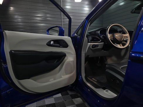 Used 2020 Chrysler Pacifica Limited image 38