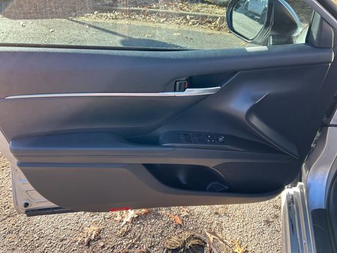 Used 2024 Toyota Camry SE image 9