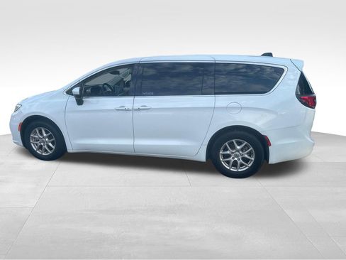 Used 2023 Chrysler Pacifica Touring-L FWD image 8