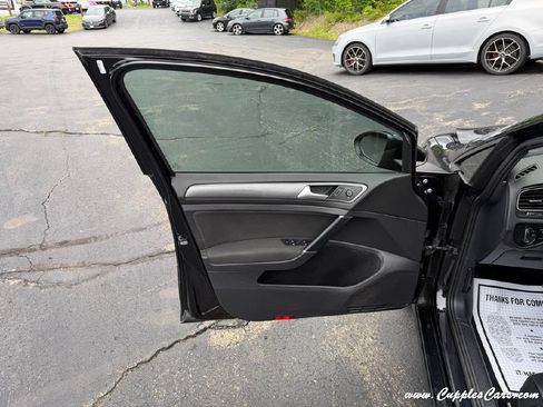 Used 2019 Volkswagen Golf 4-Door FWD image 6